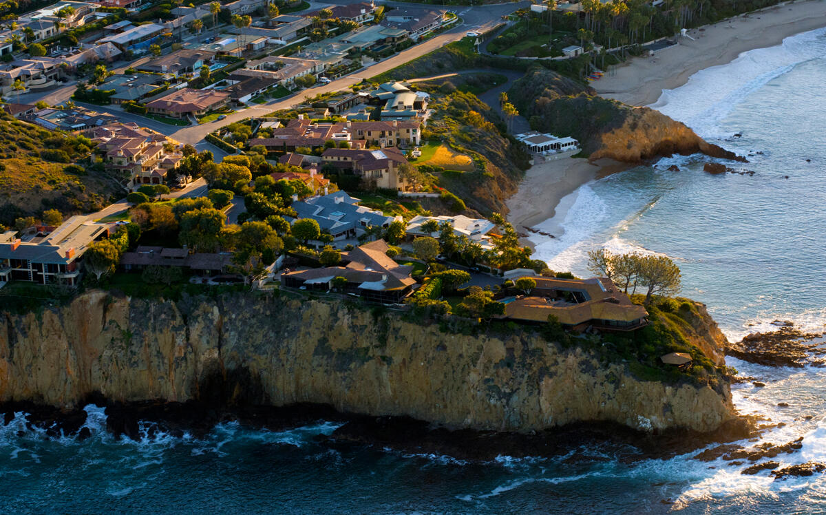 Abalone Point, Laguna Beach California. (Photo D Ramey Logan.jpg from Wikimedia Commons by D Ramey Logan, CC-BY 4.0)